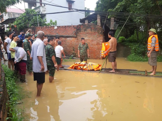 Mưa lớn kéo dài, đường sá thành sông: Bộ đội, công an dầm mình giúp dân chạy lũ- Ảnh 5.