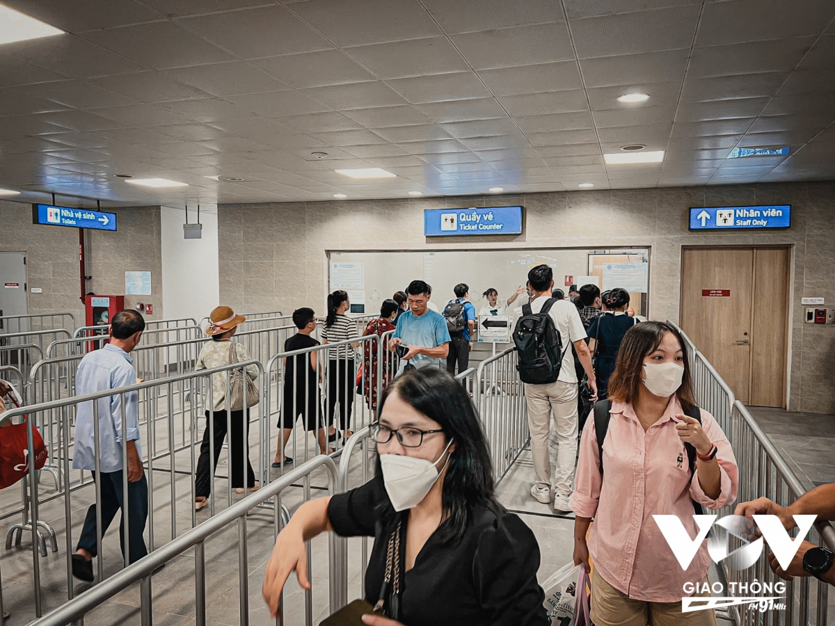 Hết miễn phí, metro Nhổn – ga Hà Nội vẫn thu hút hành khách- Ảnh 1.