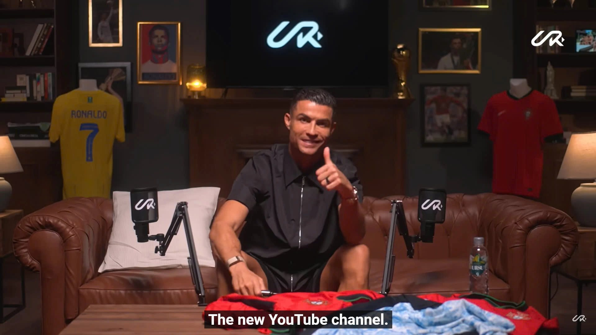 Mở kênh YouTube, Ronaldo lập tức "hái ra tiền", bỏ túi hơn 12 tỷ đồng chỉ  sau 1 ngày!