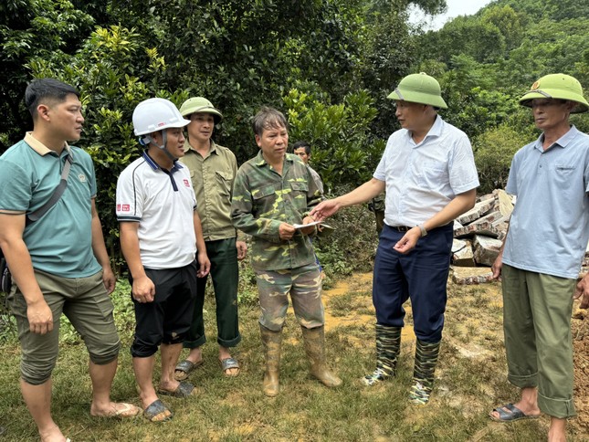 Mưa lớn kéo dài, đường sá thành sông: Bộ đội, công an dầm mình giúp dân chạy lũ- Ảnh 2.