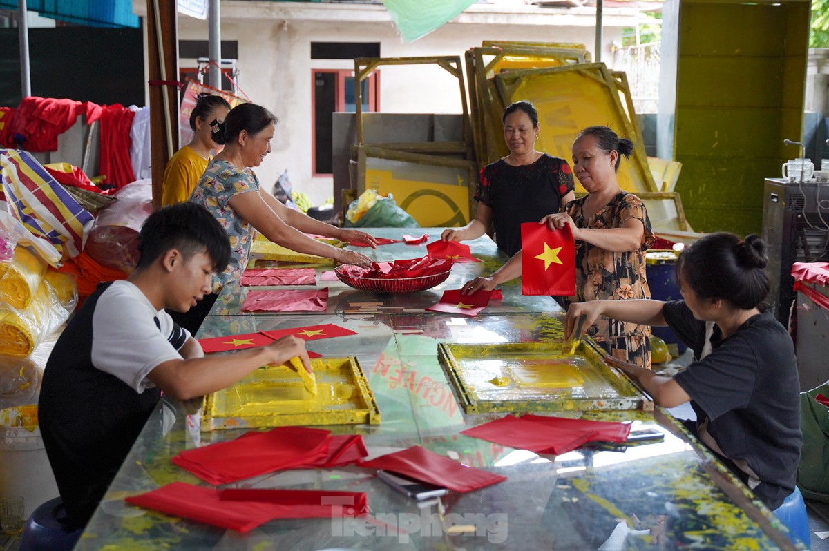 Làng nghề chuyên may, thêu cờ Tổ quốc tất bật trước ngày Quốc khánh 2/9- Ảnh 9.