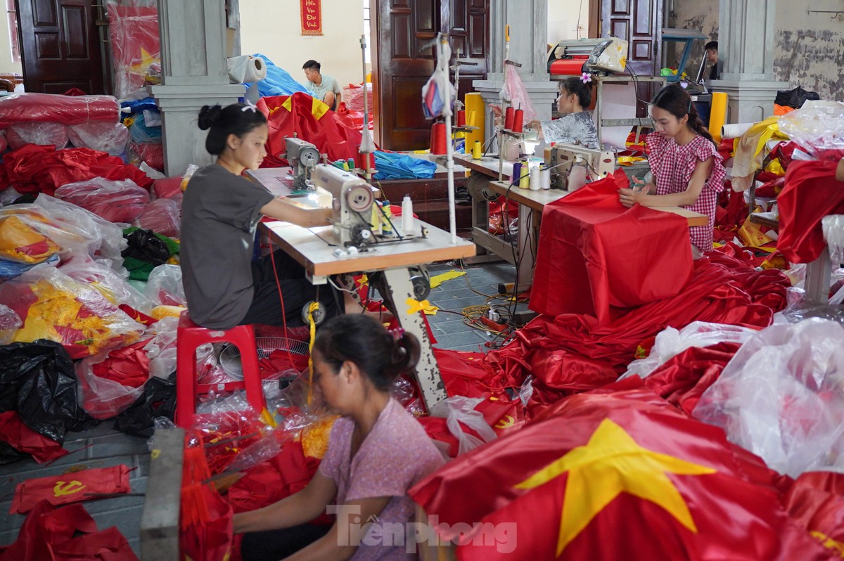 Làng nghề chuyên may, thêu cờ Tổ quốc tất bật trước ngày Quốc khánh 2/9- Ảnh 6.