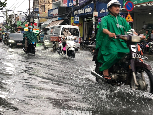 Loạt ảnh đường phố TP HCM mênh mông nước sau trận mưa lớn chiều nay- Ảnh 4.