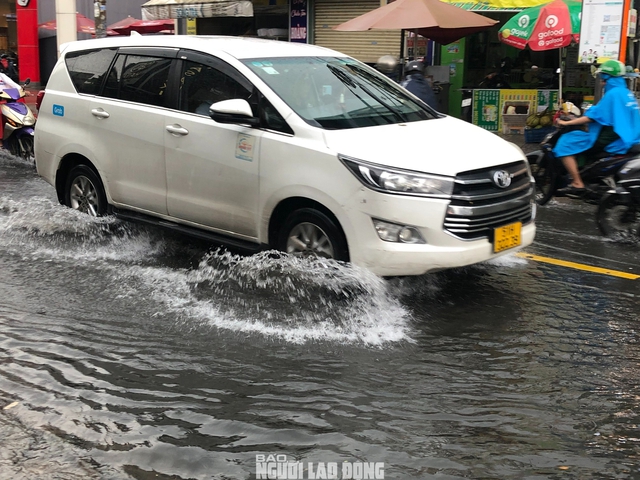 Loạt ảnh đường phố TP HCM mênh mông nước sau trận mưa lớn chiều nay- Ảnh 7.