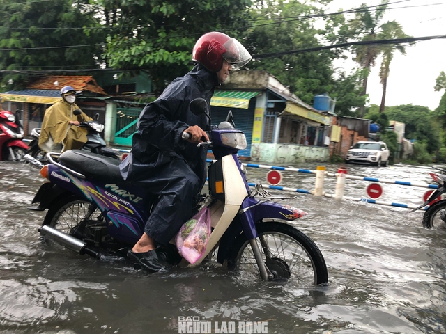 Loạt ảnh đường phố TP HCM mênh mông nước sau trận mưa lớn chiều nay- Ảnh 8.