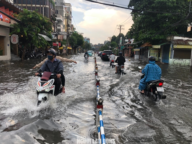 Loạt ảnh đường phố TP HCM mênh mông nước sau trận mưa lớn chiều nay- Ảnh 9.