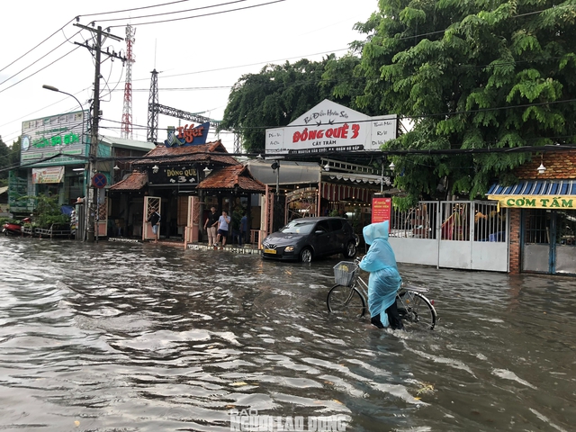 Loạt ảnh đường phố TP HCM mênh mông nước sau trận mưa lớn chiều nay- Ảnh 15.