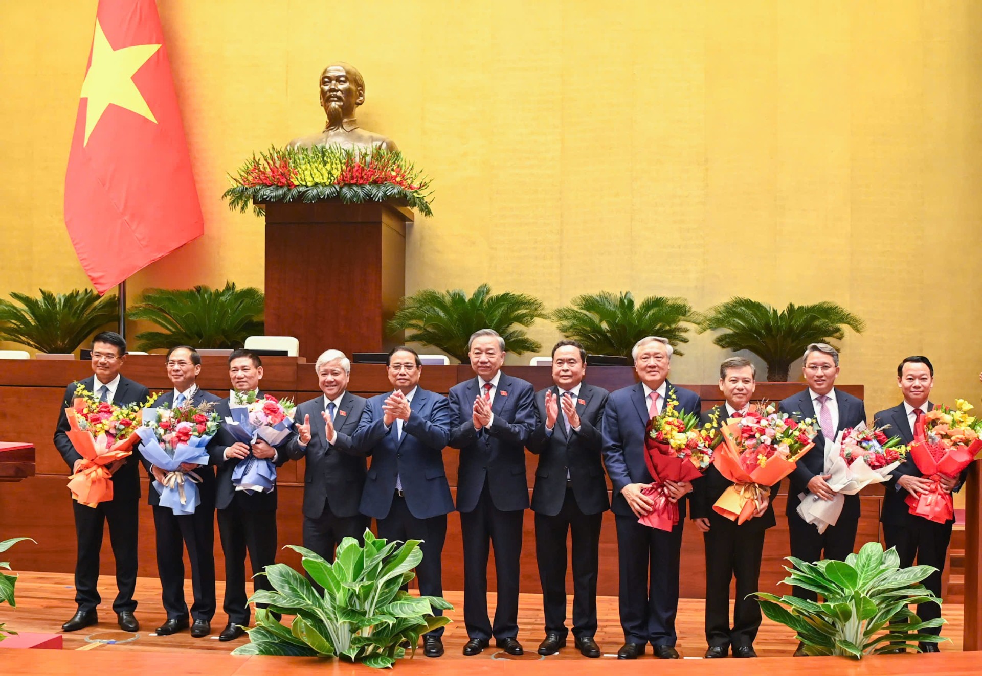 Tổng Bí thư, Chủ tịch nước Tô Lâm và lãnh đạo Quốc hội, Nhà nước, Mặt trận Tổ quốc Việt Nam chúc mừng các nhân sự vừa được Quốc hội bầu, phê chuẩn. Ảnh: Lâm Hiển