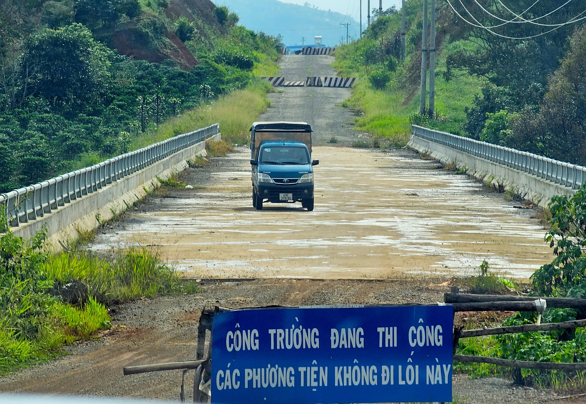 Đường 800 tỉ đồng ở Bảo Lộc tan nát sau khi dừng thi công, người dân vẫn vô tư đi lại- Ảnh 4.