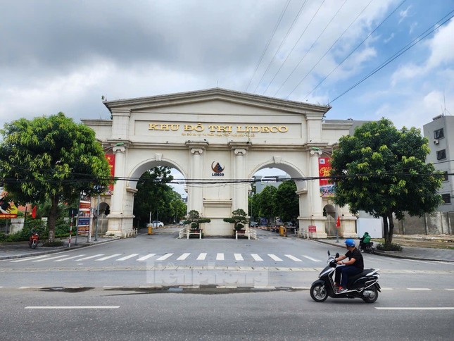 Cận cảnh loạt biệt thự nghìn tỷ bỏ hoang gần ngay nơi chen chân đấu giá xuyên đêm- Ảnh 5.