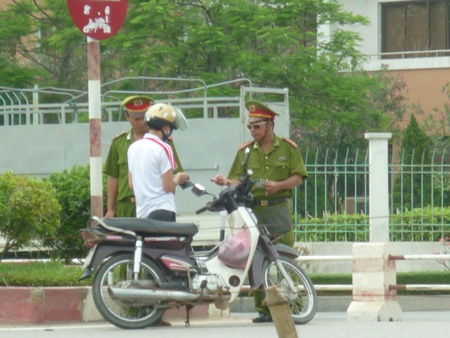 Đề xuất cấm công an, cảnh sát mặc trang phục CAND ngồi ăn, uống ở hàng quán vỉa hè- Ảnh 1.