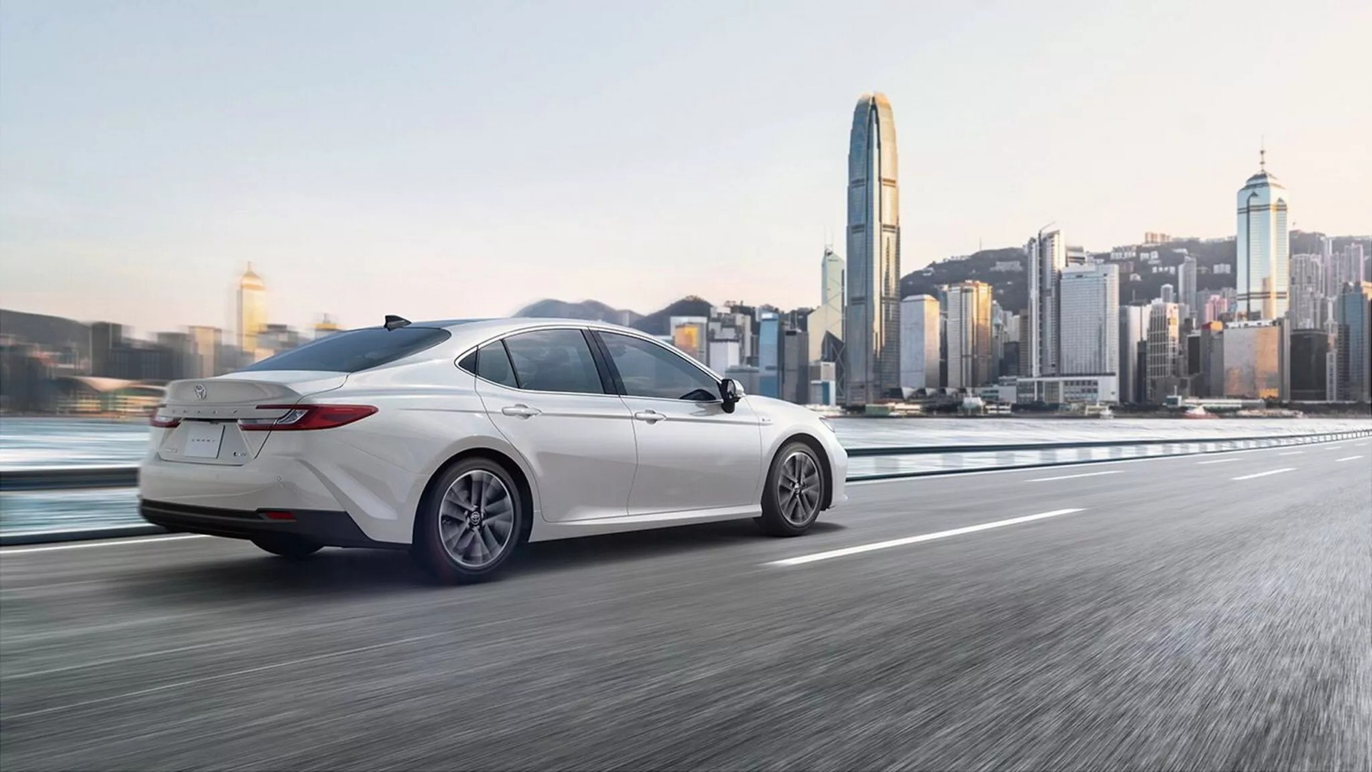 Toyota Camry 2025 được bổ sung... động cơ xăng cũ, yếu hơn bản hybrid nhưng nhiều thị trường vẫn chuộng- Ảnh 2.