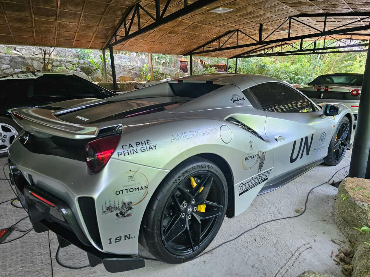 Loạt Ferrari của ông Đặng Lê Nguyên Vũ lộ ảnh lên tem chuẩn bị tham gia Gumball 3000, CĐM nhận xét: 'Vẫn thiếu nhiều siêu phẩm'- Ảnh 3.