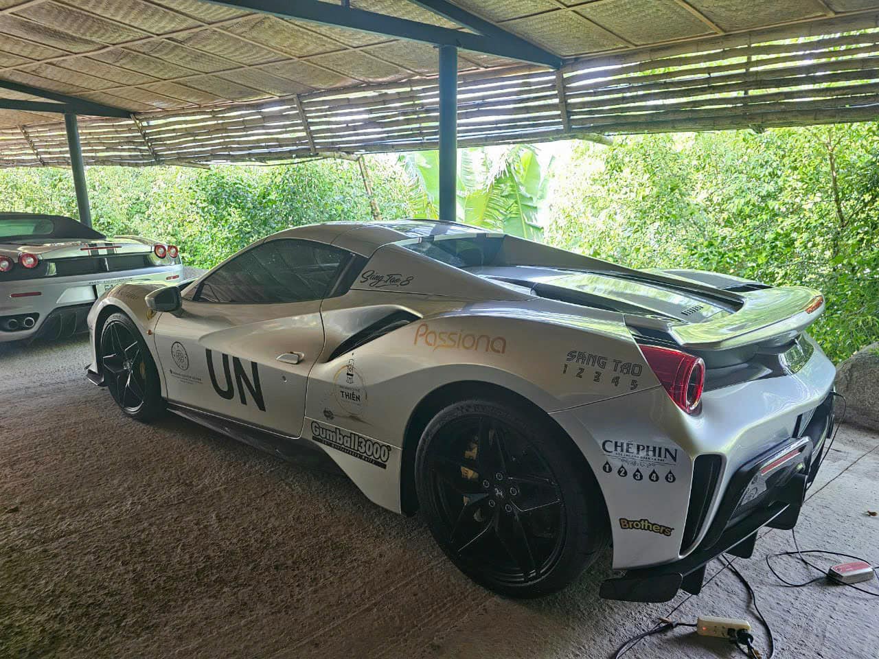 Loạt Ferrari của ông Đặng Lê Nguyên Vũ lộ ảnh lên tem chuẩn bị tham gia Gumball 3000, CĐM nhận xét: 'Vẫn thiếu nhiều siêu phẩm'- Ảnh 2.