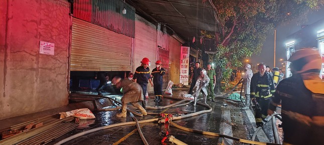 Hà Nội: Kho hàng gần chân cầu Vĩnh Tuy bốc cháy ngùn ngụt trong đêm- Ảnh 1.