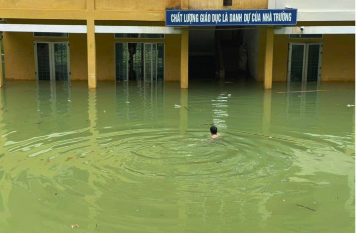 Xúc động hình ảnh thầy hiệu trưởng bơi giữa dòng nước lũ kiểm tra trường- Ảnh 1.