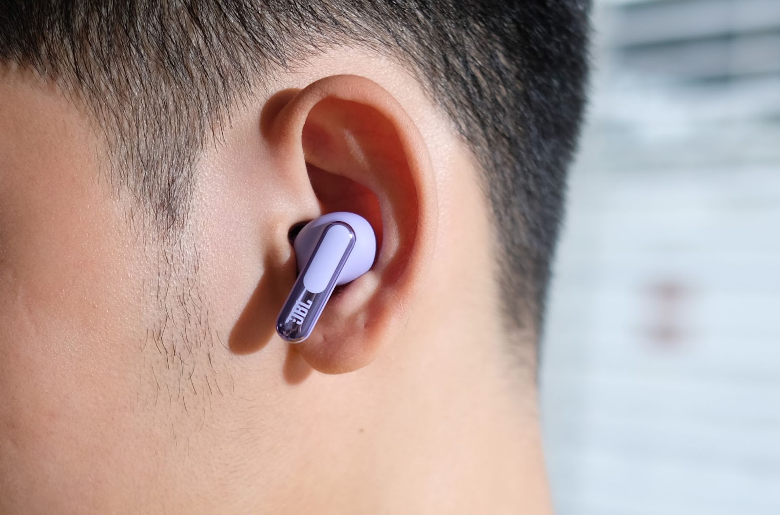 JBL Live Beam 3: Tai nghe không dây tích hợp màn hình tiện lợi đối đầu AirPods 3- Ảnh 5.