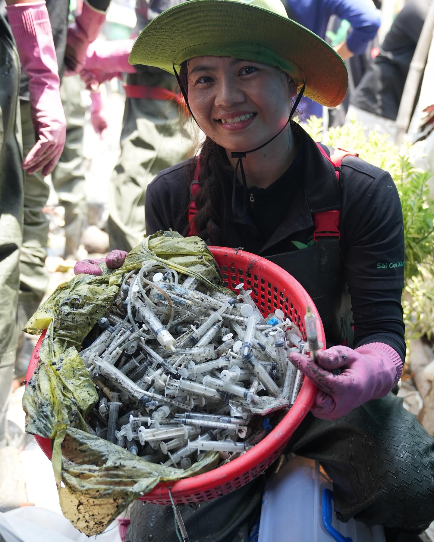 Hoảng hồn với thứ vớt lên từ mương rác: Lê Bống tìm thấy vật thể lạ, có người nhặt được cả thỏi vàng- Ảnh 3.