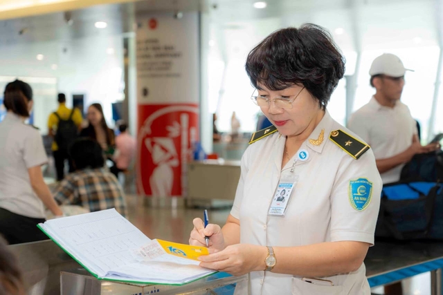 Hành trình tìm hành khách "cầm nhầm" điện thoại tại sân bay Nội Bài- Ảnh 2.