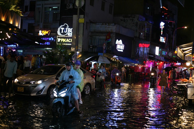 Khách du lịch, người dân TP HCM bất chấp mưa gió, đi chơi cuối tuần- Ảnh 13.