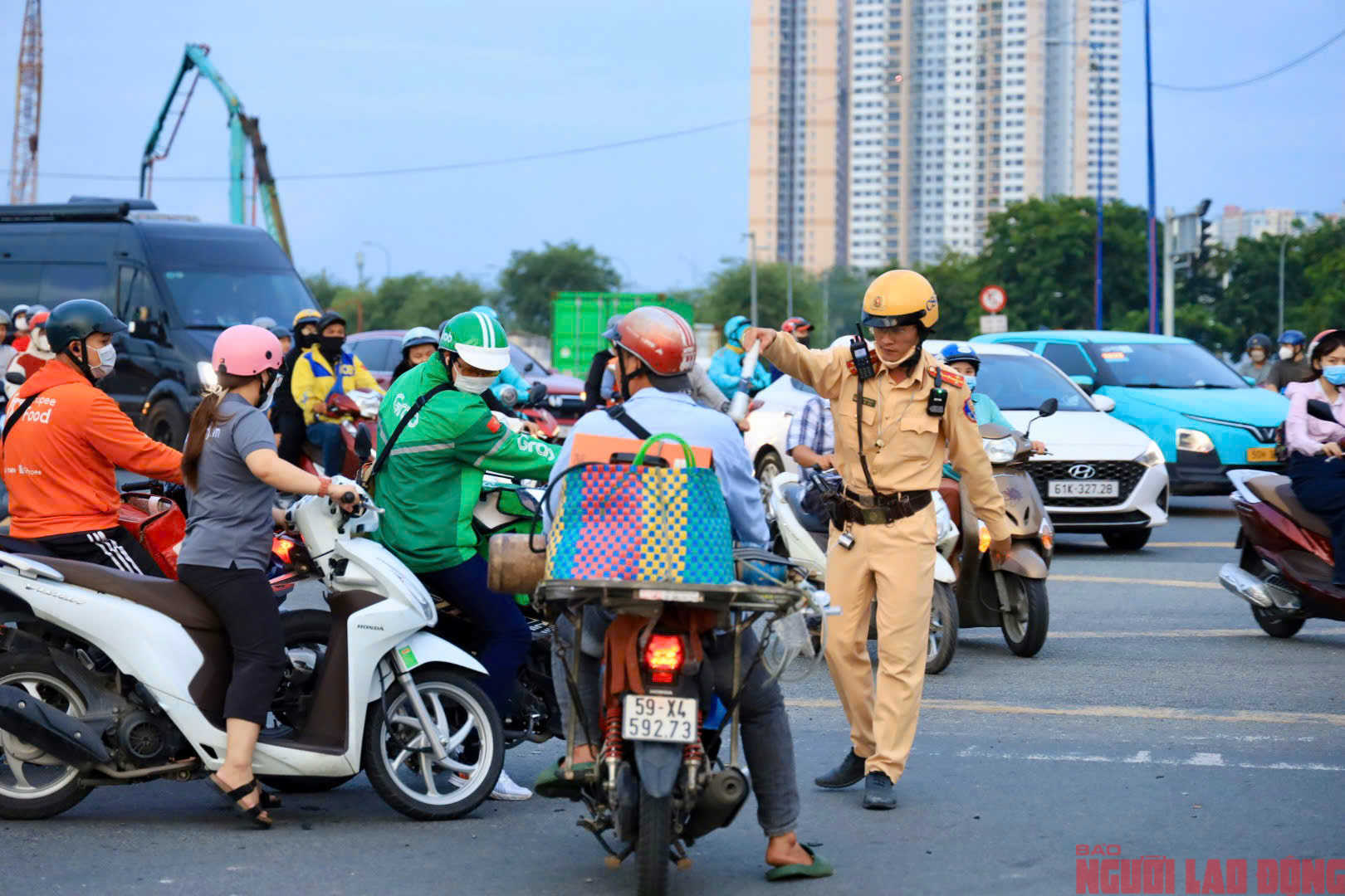 Người dân đổ về quê nghỉ lễ, nhiều tuyến đường cửa ngõ TP HCM ùn ứ- Ảnh 4.