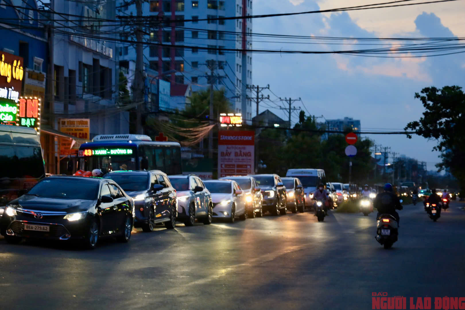 Người dân đổ về quê nghỉ lễ, nhiều tuyến đường cửa ngõ TP HCM ùn ứ- Ảnh 9.