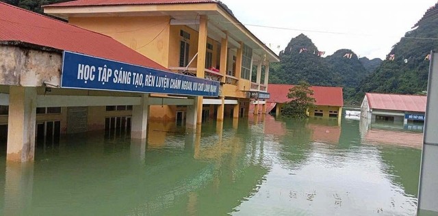 Thầy hiệu trưởng bơi vào trường vì lo gạo ăn của học sinh bị nước lũ nhấn chìm: Bất ngờ nhận tin vui- Ảnh 3.