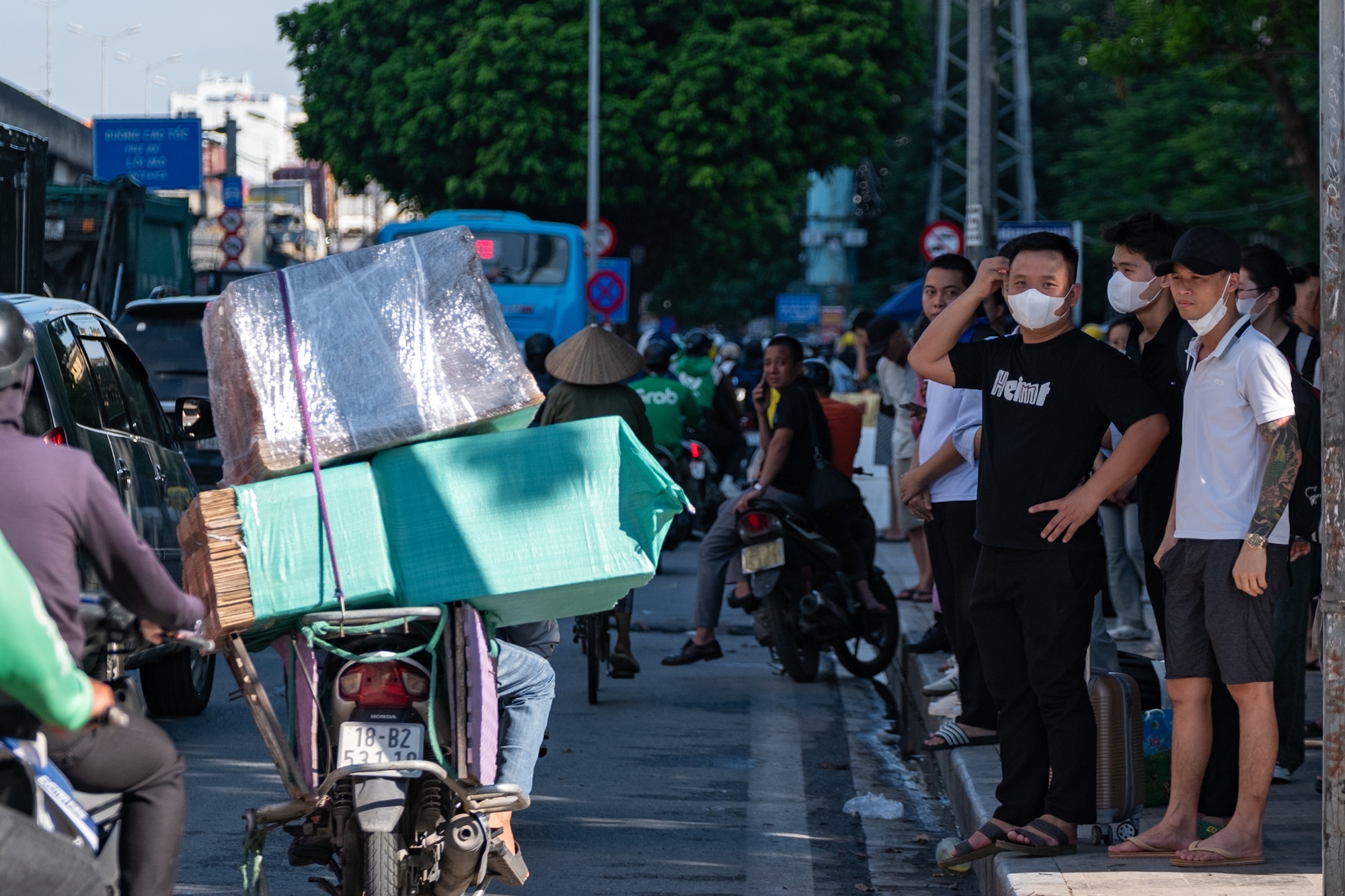 Ngay lúc này: Sợ cảnh ùn tắc, nhiều người xin tan làm sớm để bắt xe về quê nghỉ lễ 2/9- Ảnh 4.