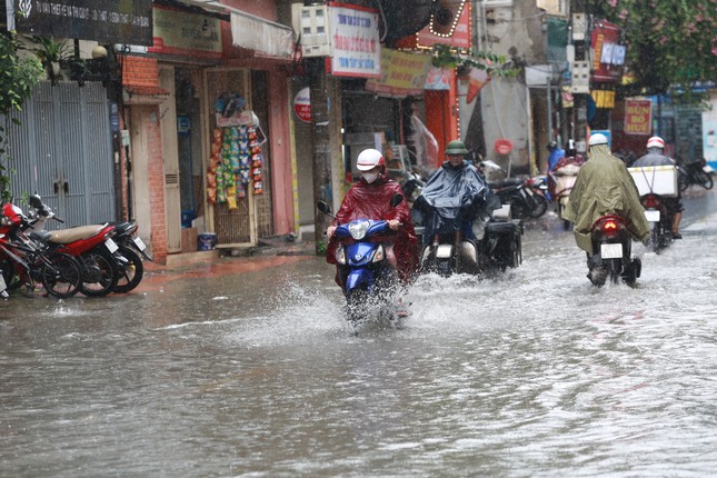 Mưa kéo dài ở Hà Nội- Ảnh 1.