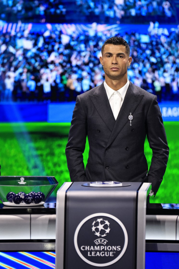 Ronaldo chưa bao giờ “nản” đến thế: Cất công bay 5.000 km nhưng cả buổi chỉ phải làm đi làm lại một việc suốt 30 lần- Ảnh 3.