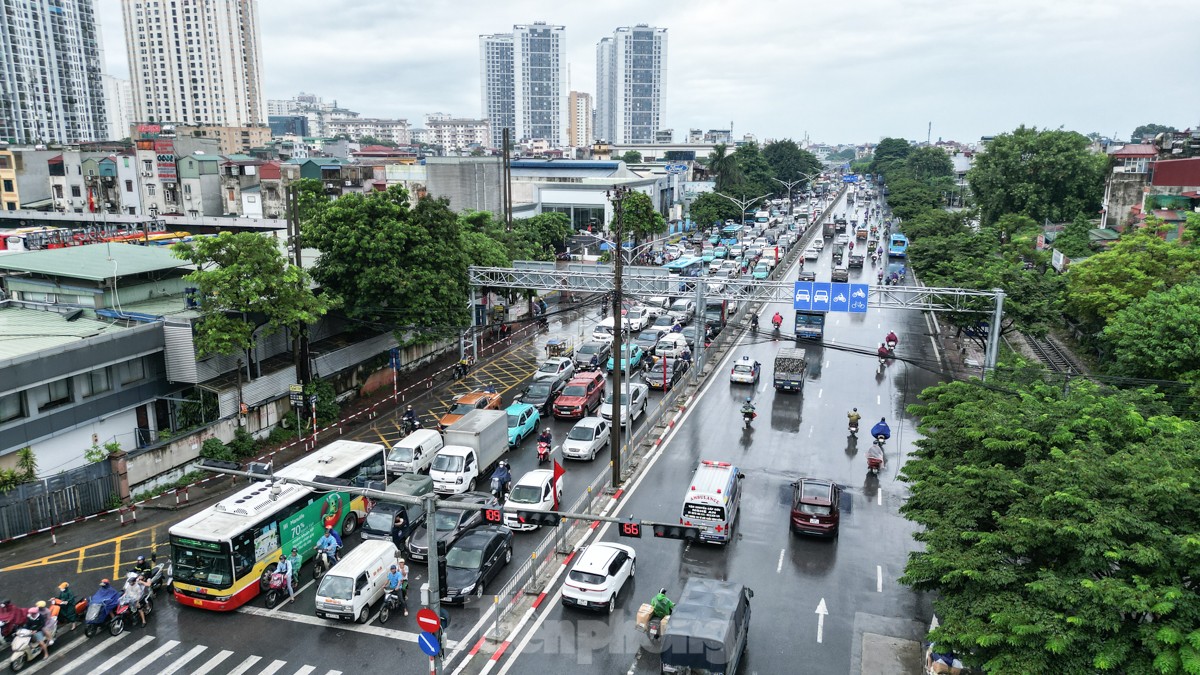 Giao thông Hà Nội ùn tắc từ sáng tới trưa trong ngày làm việc cuối trước nghỉ lễ 2/9- Ảnh 14.