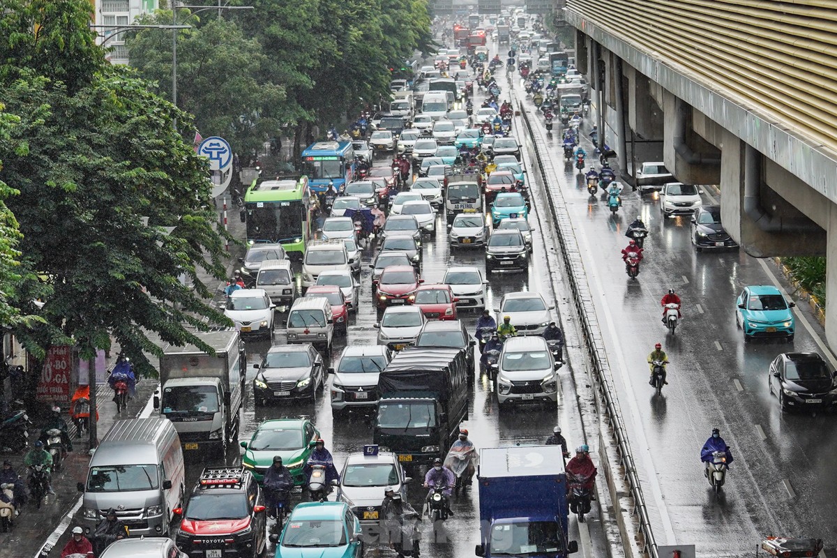 Giao thông Hà Nội ùn tắc từ sáng tới trưa trong ngày làm việc cuối trước nghỉ lễ 2/9- Ảnh 3.