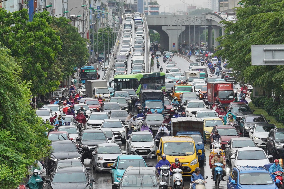 Giao thông Hà Nội ùn tắc từ sáng tới trưa trong ngày làm việc cuối trước nghỉ lễ 2/9- Ảnh 5.