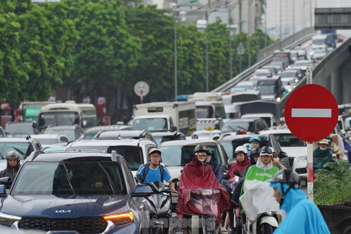 Giao thông Hà Nội ùn tắc từ sáng tới trưa trong ngày làm việc cuối trước nghỉ lễ 2/9- Ảnh 6.