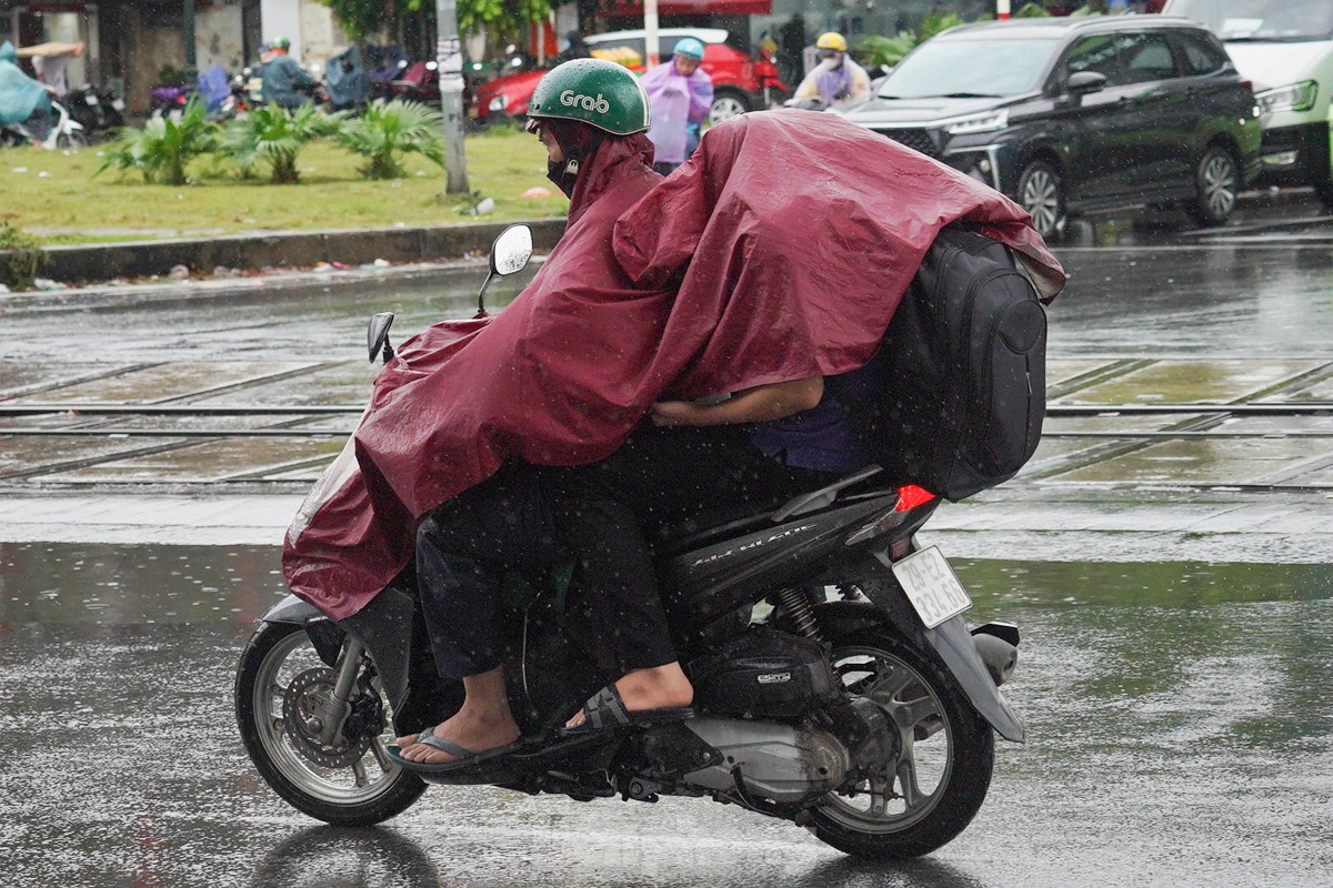 Giao thông Hà Nội ùn tắc từ sáng tới trưa trong ngày làm việc cuối trước nghỉ lễ 2/9- Ảnh 12.