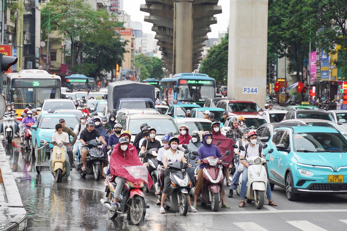 Giao thông Hà Nội ùn tắc từ sáng tới trưa trong ngày làm việc cuối trước nghỉ lễ 2/9- Ảnh 1.