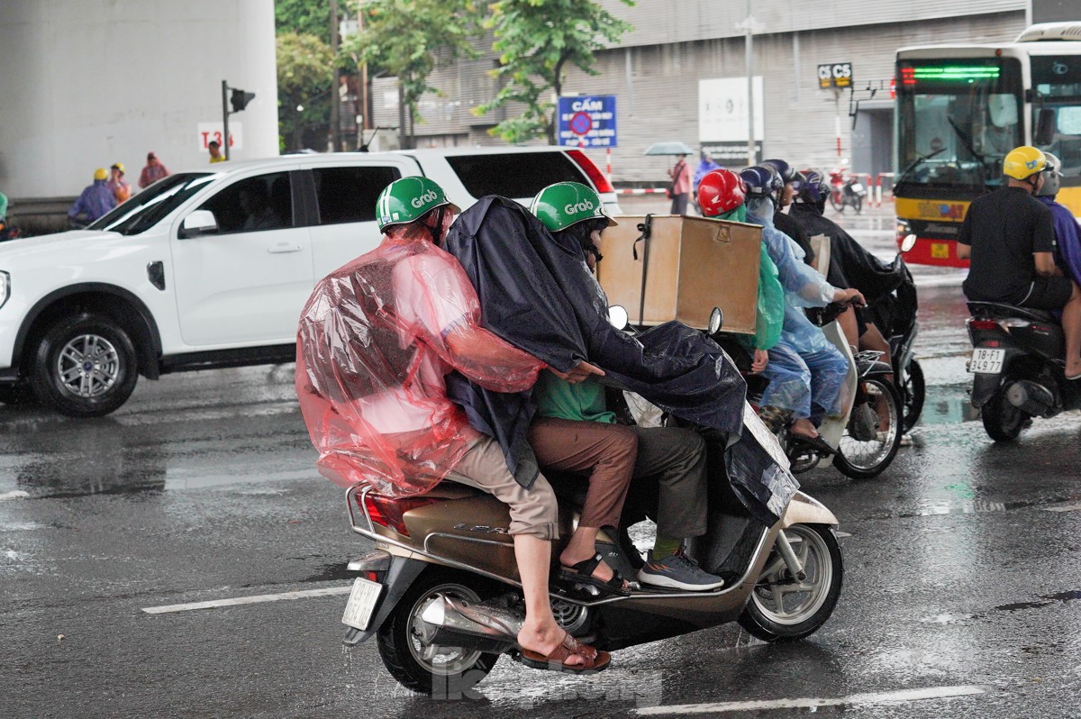 Giao thông Hà Nội ùn tắc từ sáng tới trưa trong ngày làm việc cuối trước nghỉ lễ 2/9- Ảnh 11.