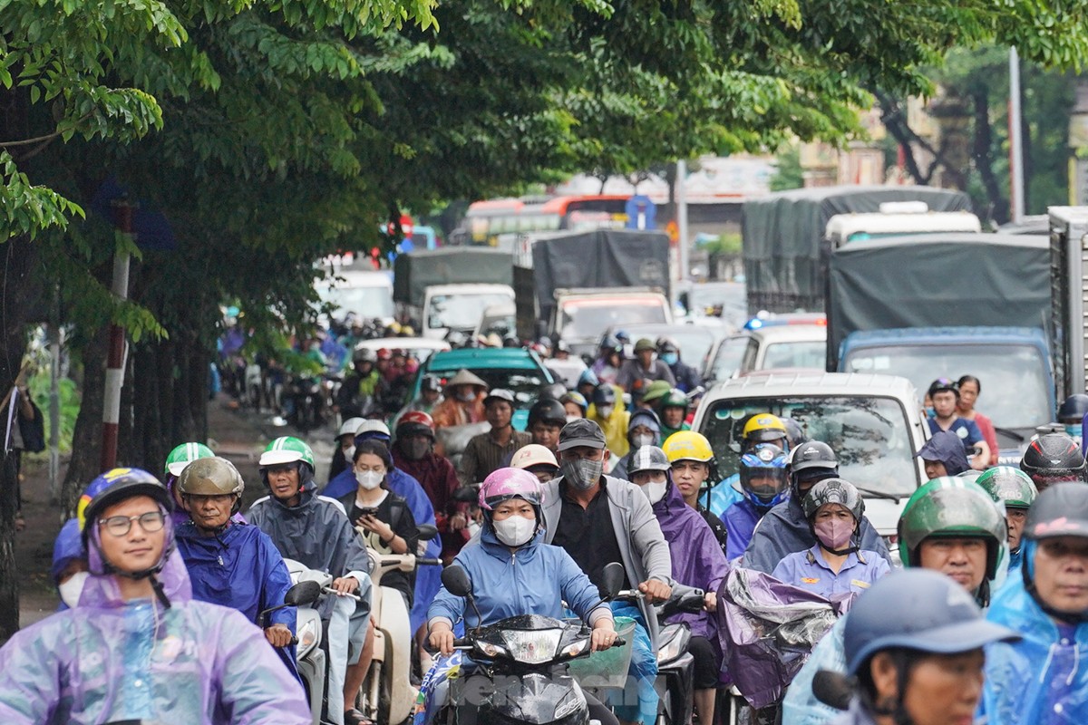 Giao thông Hà Nội ùn tắc từ sáng tới trưa trong ngày làm việc cuối trước nghỉ lễ 2/9- Ảnh 9.