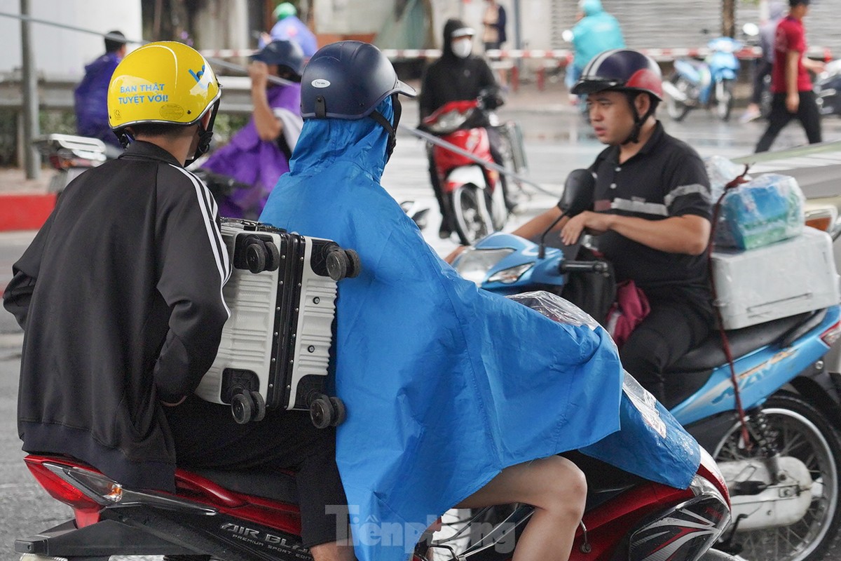 Giao thông Hà Nội ùn tắc từ sáng tới trưa trong ngày làm việc cuối trước nghỉ lễ 2/9- Ảnh 10.