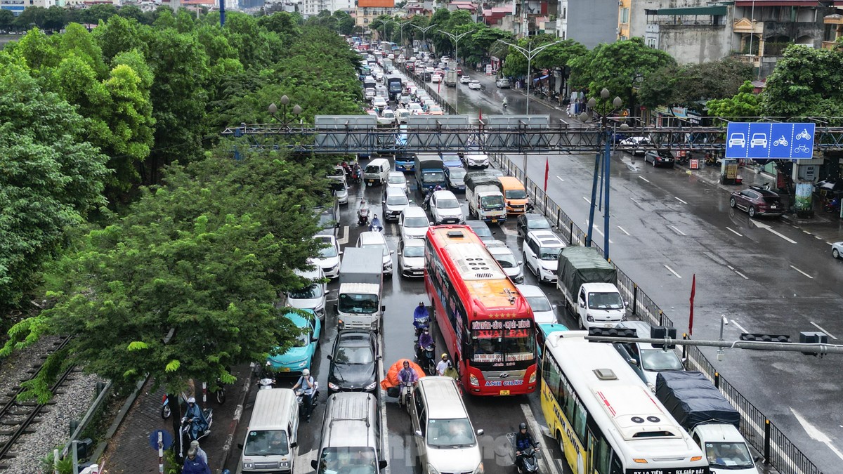 Giao thông Hà Nội ùn tắc từ sáng tới trưa trong ngày làm việc cuối trước nghỉ lễ 2/9- Ảnh 8.