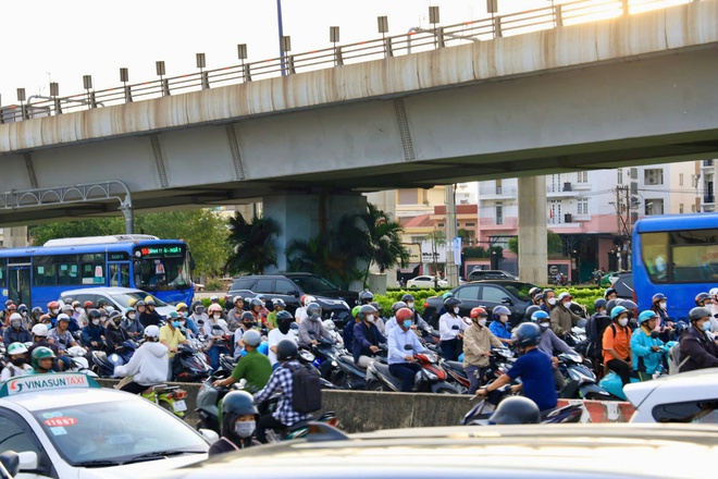 Người dân đổ về quê nghỉ lễ, nhiều tuyến đường cửa ngõ TP HCM ùn ứ- Ảnh 8.