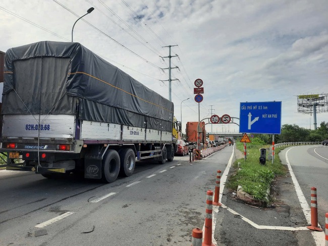 Xe container va chạm xe 4 chỗ, đường dẫn vào cao tốc TP HCM - Long Thành - Dầu Giây kẹt xe kéo dài- Ảnh 1.