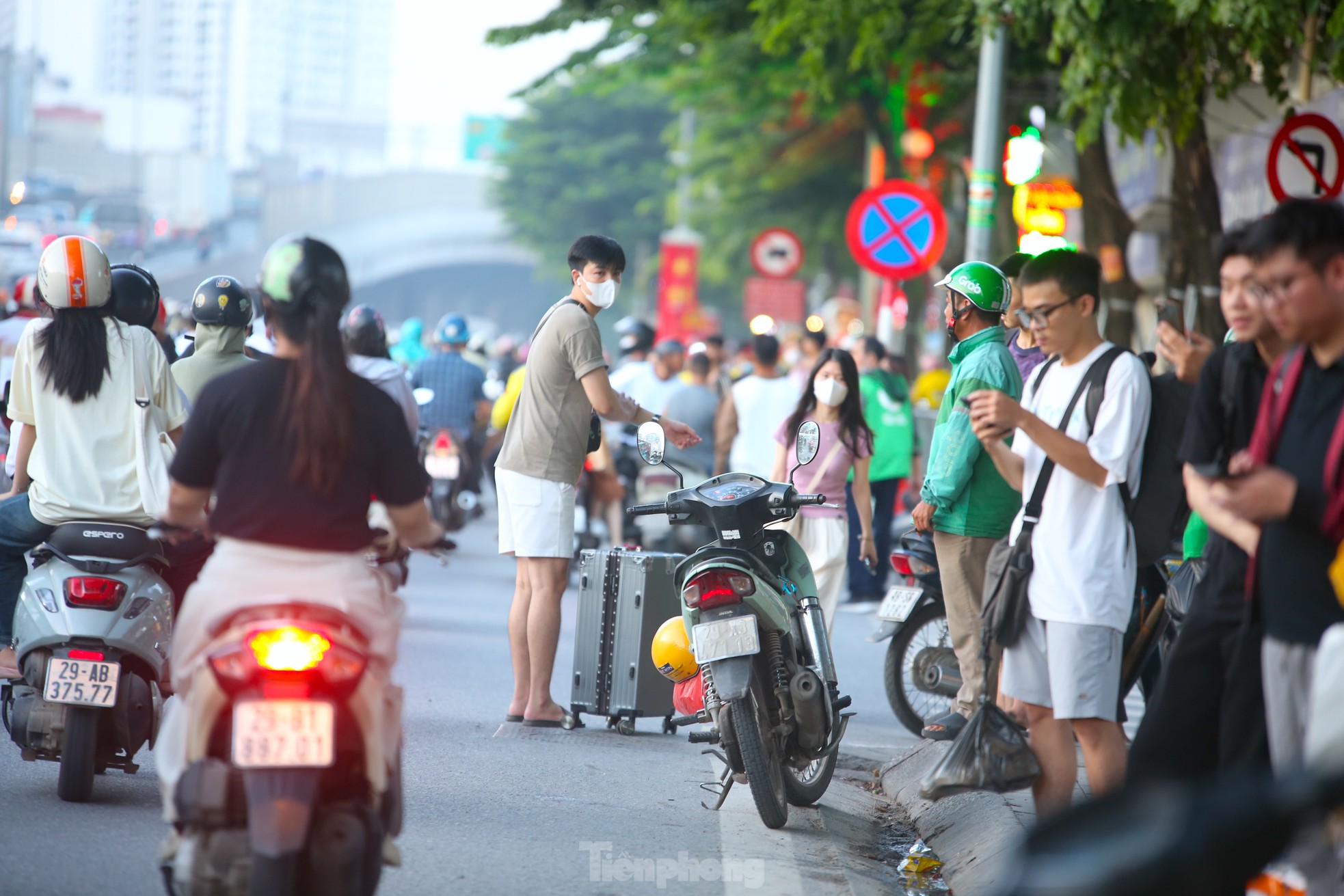 Xe dù, bến cóc lại rầm rộ, người dân Hà Nội đứng bắt xe trên đường- Ảnh 1.