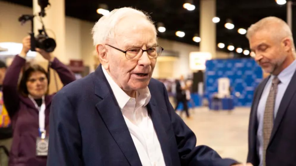 Warren Buffett bán gần một nửa cổ phiếu Apple, ngồi trên đống tiền mặt kỷ lục ngay trước cú sập của TTCK: Chuyện gì đang diễn ra?- Ảnh 1.