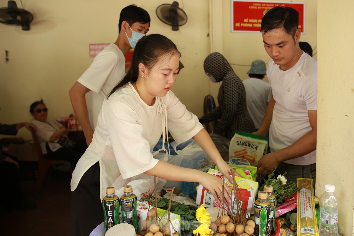 Chen chân lễ Phủ Tây Hồ trong ngày đầu tháng 'cô hồn'- Ảnh 5.