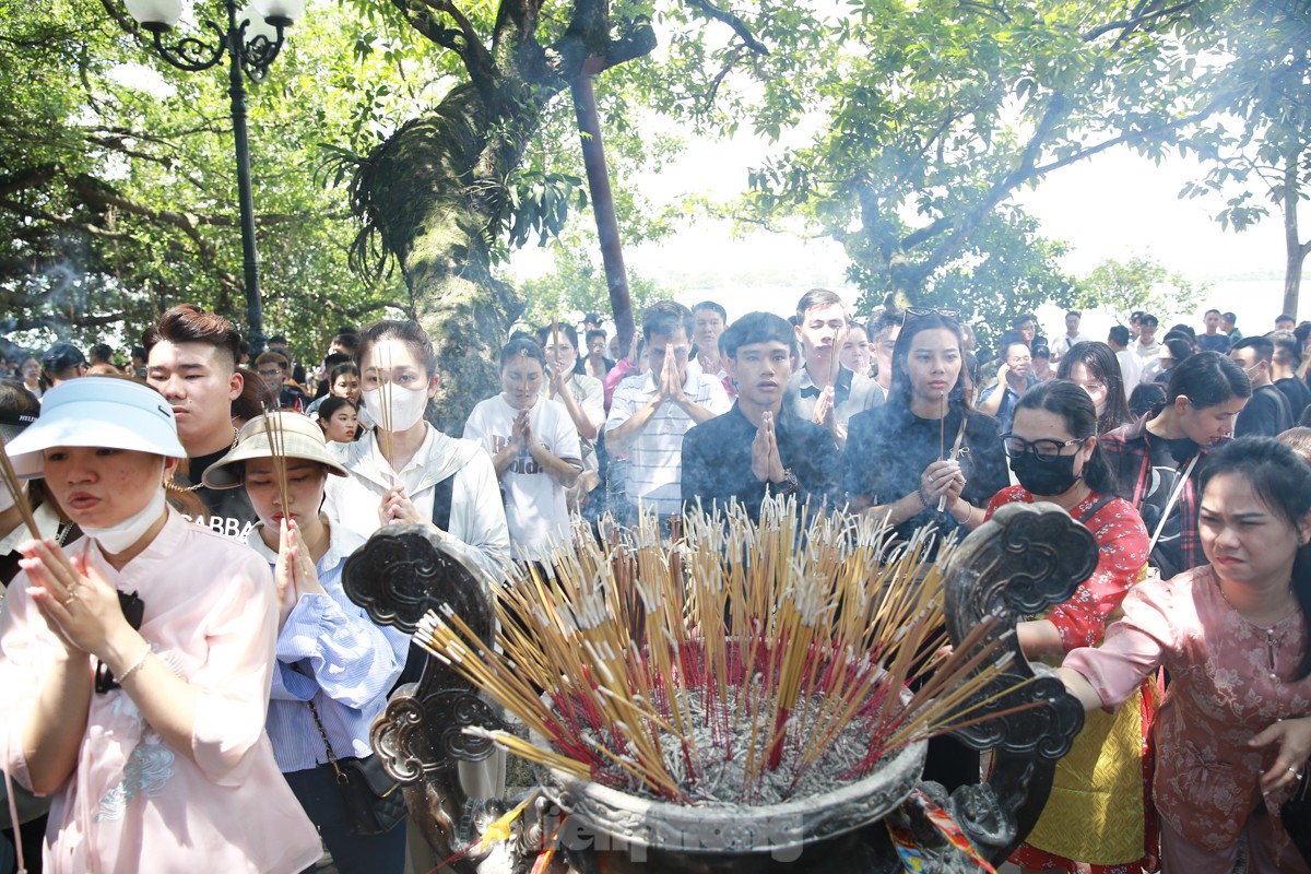 Chen chân lễ Phủ Tây Hồ trong ngày đầu tháng 'cô hồn'- Ảnh 12.