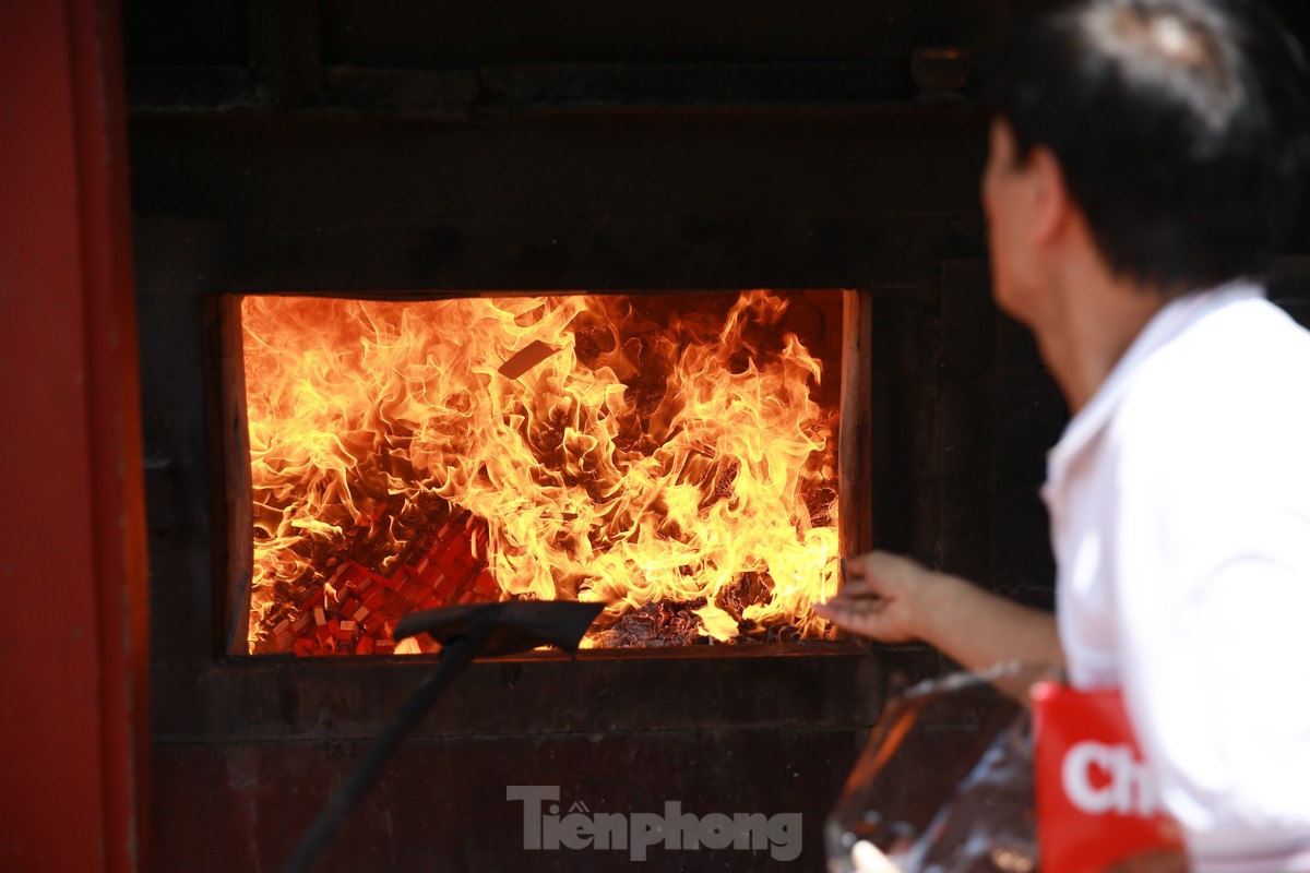 Chen chân lễ Phủ Tây Hồ trong ngày đầu tháng 'cô hồn'- Ảnh 19.