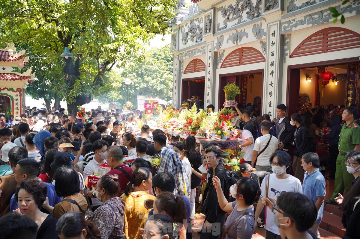 Chen chân lễ Phủ Tây Hồ trong ngày đầu tháng 'cô hồn'- Ảnh 7.