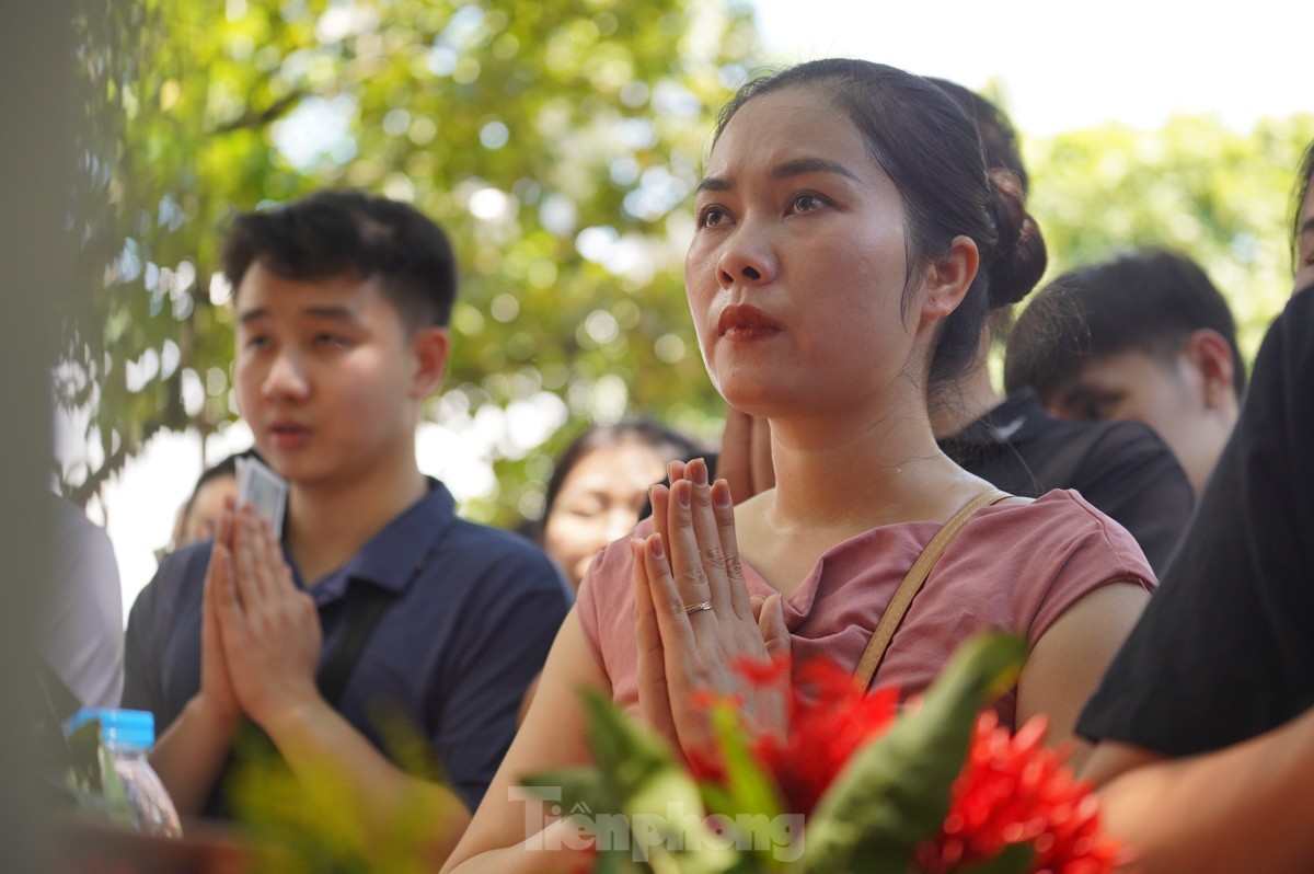 Chen chân lễ Phủ Tây Hồ trong ngày đầu tháng 'cô hồn'- Ảnh 10.