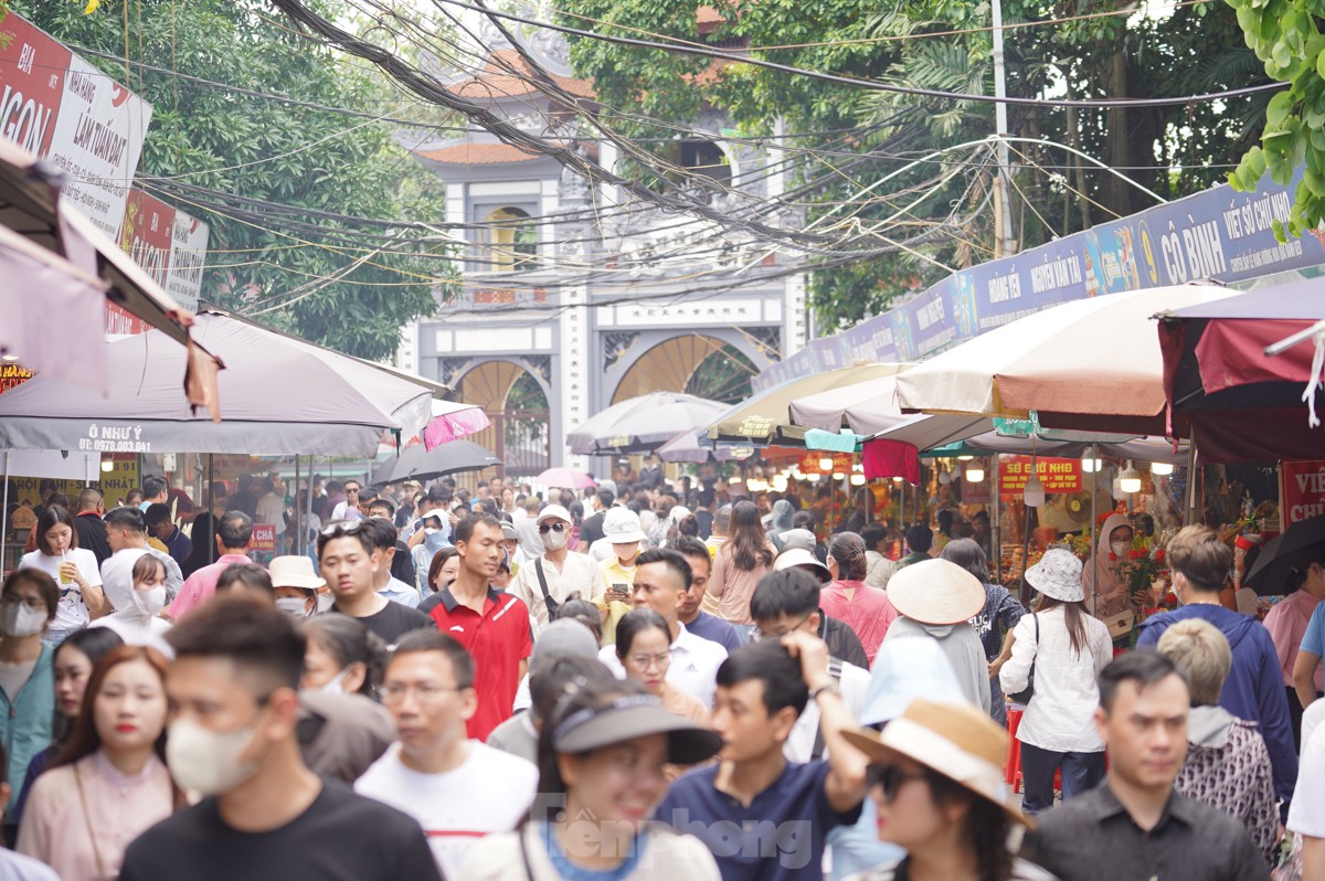 Chen chân lễ Phủ Tây Hồ trong ngày đầu tháng 'cô hồn'- Ảnh 1.